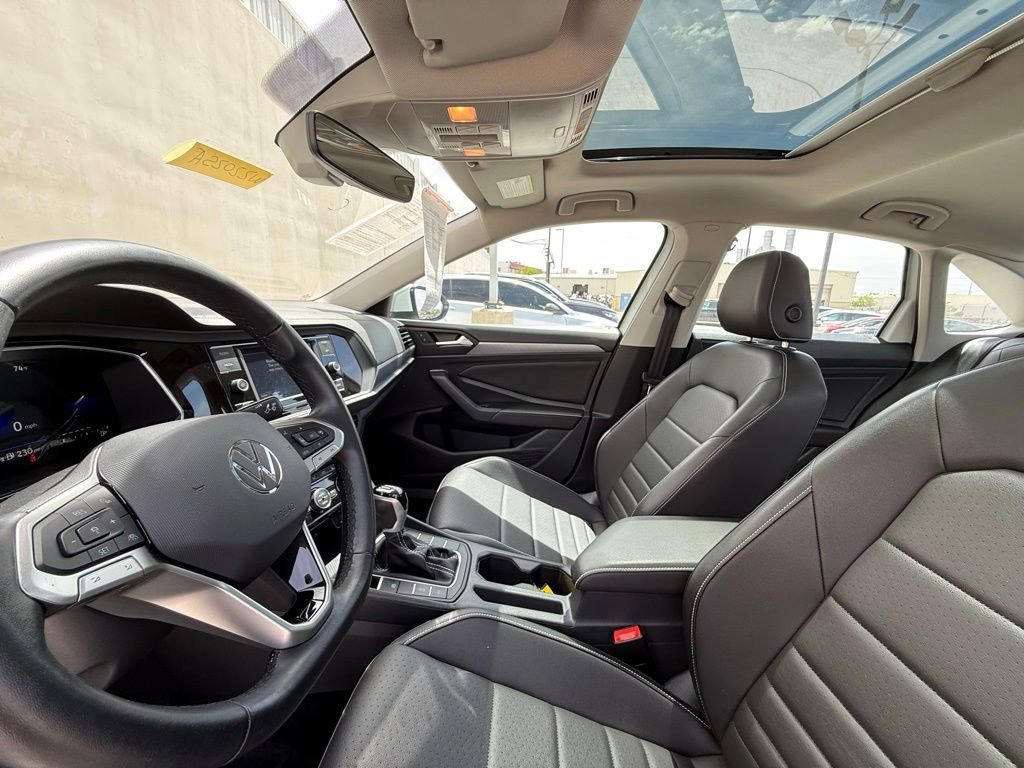 Used 2023 Volkswagen Jetta SE w/ Panoramic Sunroof Package FWD image 5