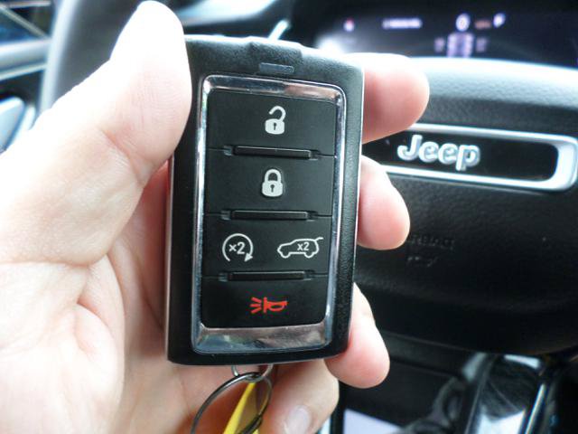 Used 2022 Jeep Grand Cherokee Trailhawk w/ Advanced Protech Group II AWD/4WD image 18