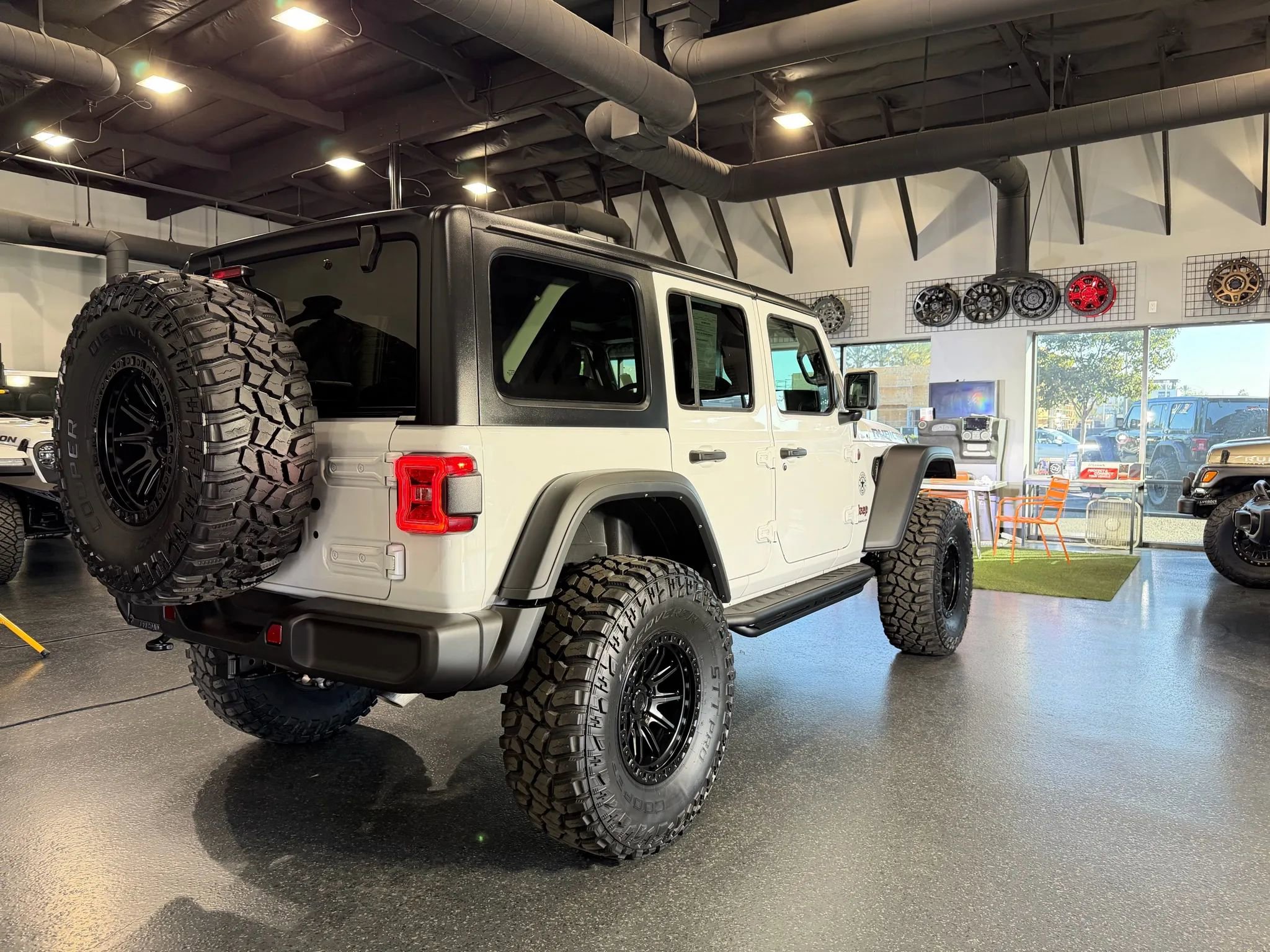 Used 2024 Jeep Wrangler Unlimited Rubicon w/ Convenience Group image 32