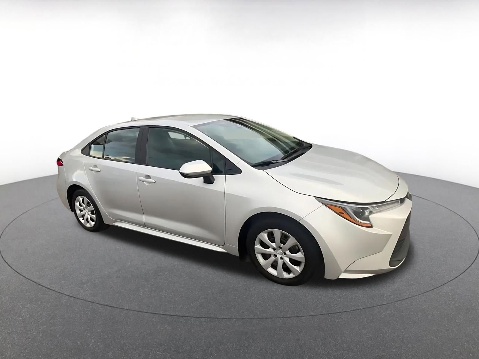 Used 2025 Toyota Corolla LE image 2