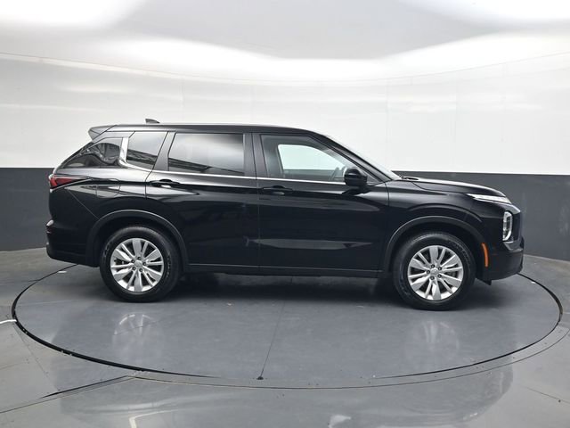Used 2025 Mitsubishi Outlander ES image 3