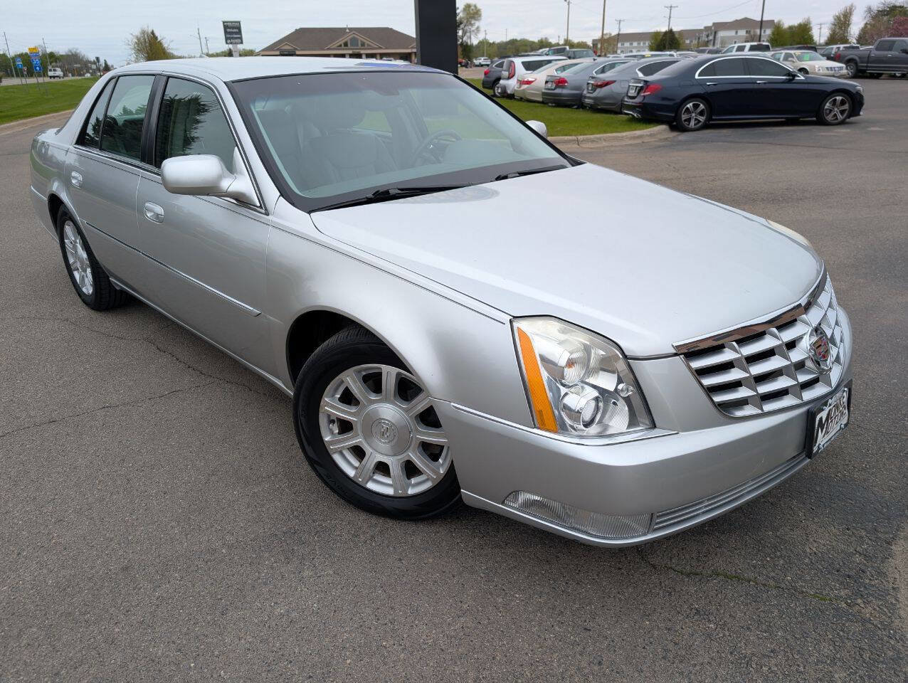 Used 2011 Cadillac DTS FWD image 3
