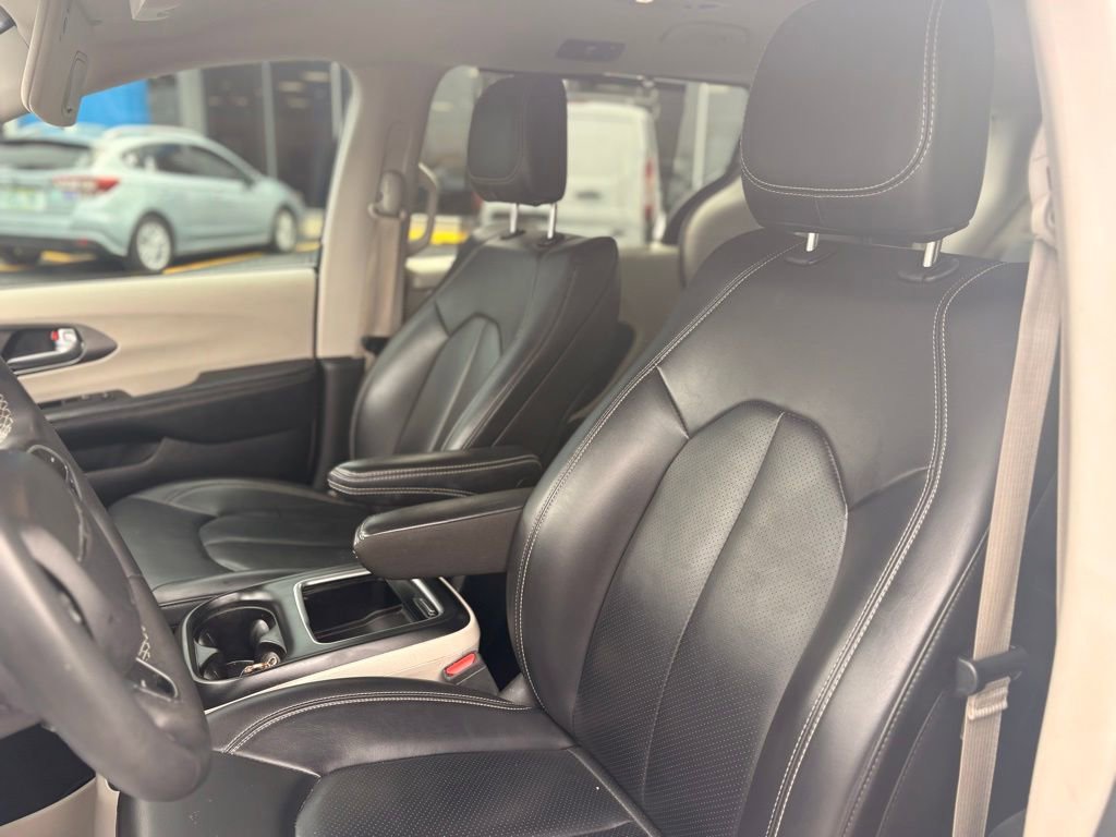 Used 2023 Chrysler Pacifica Touring-L image 16
