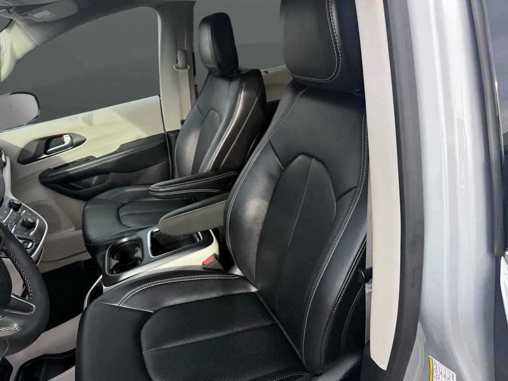 Used 2024 Chrysler Pacifica Touring-L image 9