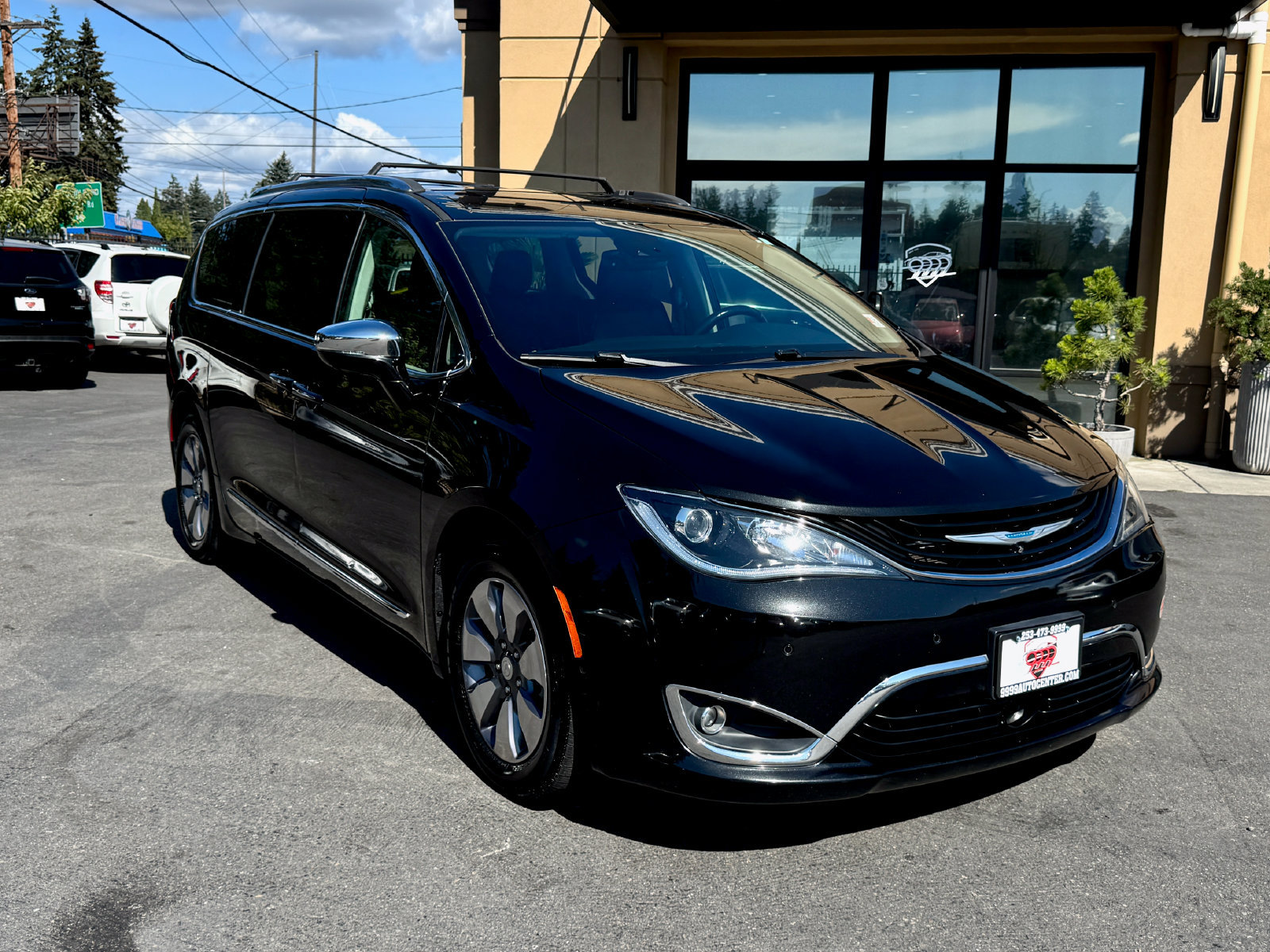 Used 2019 Chrysler Pacifica Limited w/ Advanced Safetytec Group FWD image 1