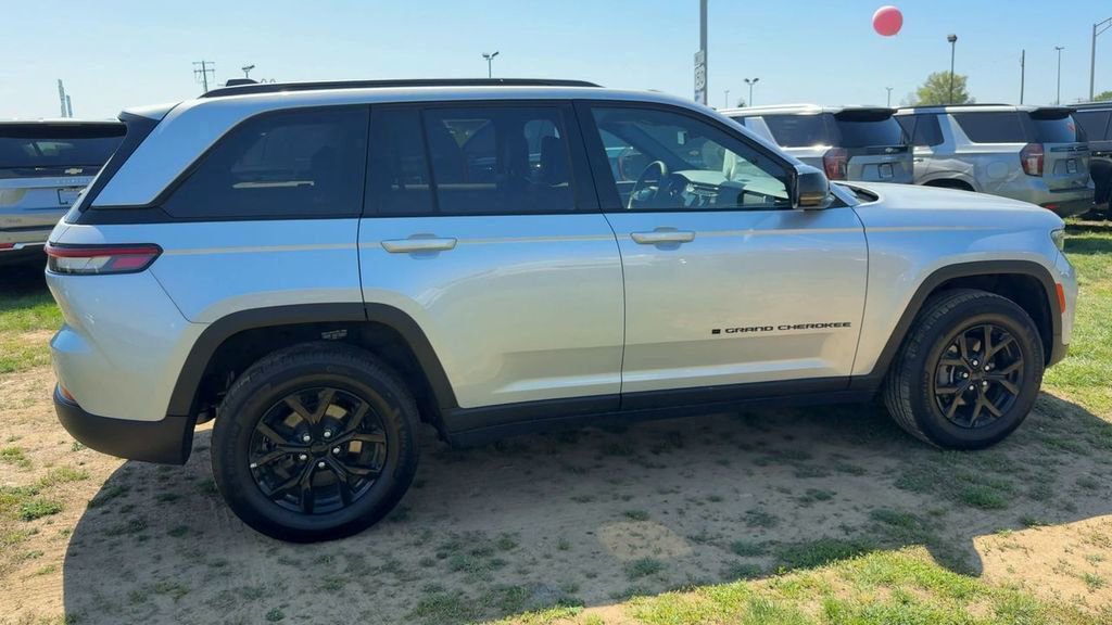Used 2025 Jeep Grand Cherokee Altitude AWD/4WD image 7