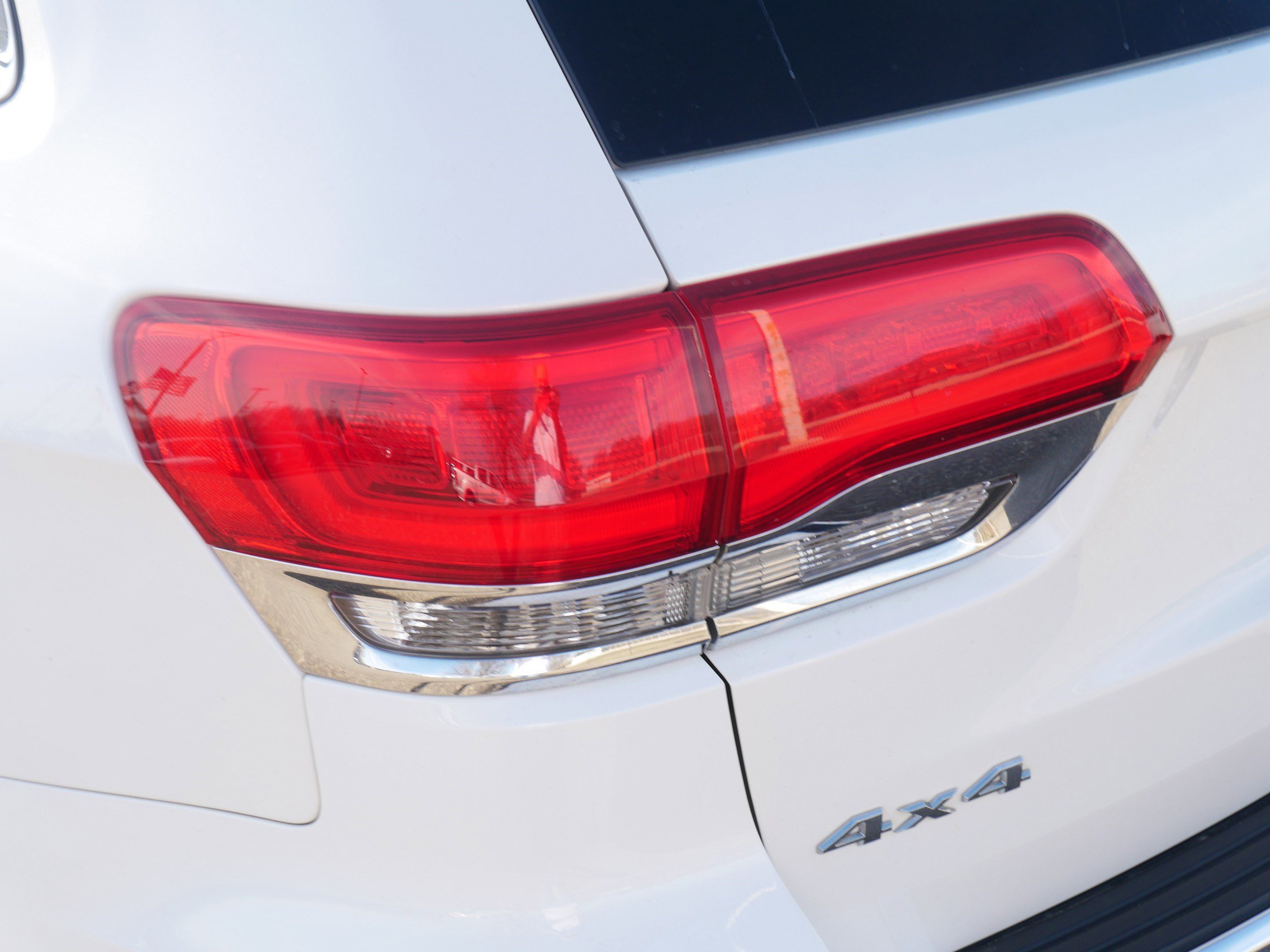 Used 2018 Jeep Grand Cherokee Overland AWD/4WD image 17