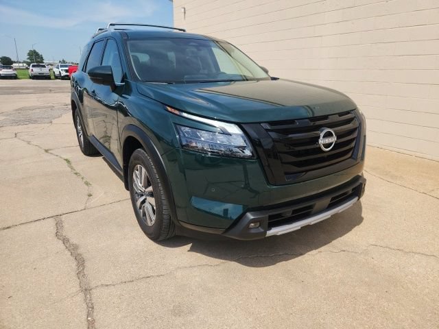 Used 2025 Nissan Pathfinder SL w/ Black Appearance Package AWD/4WD image 3