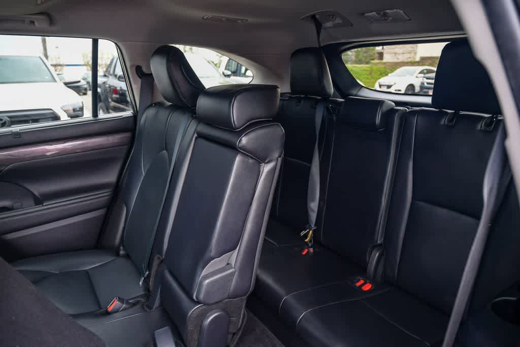 Used 2024 Toyota Highlander Limited FWD image 19