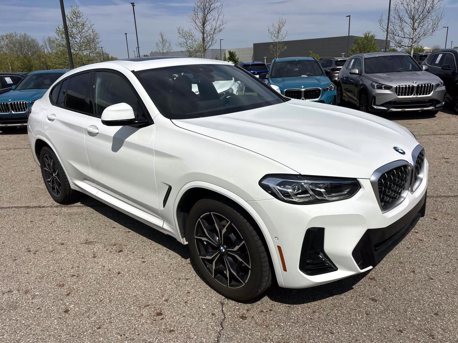 Used 2025 BMW X4 xDrive30i w/ M Sport Package AWD/4WD image 3