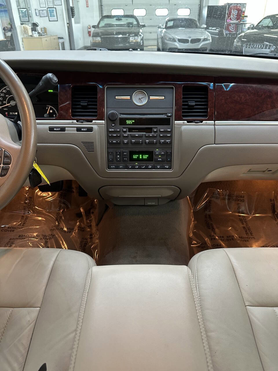 Used 2004 Lincoln Town Car Executive image 26