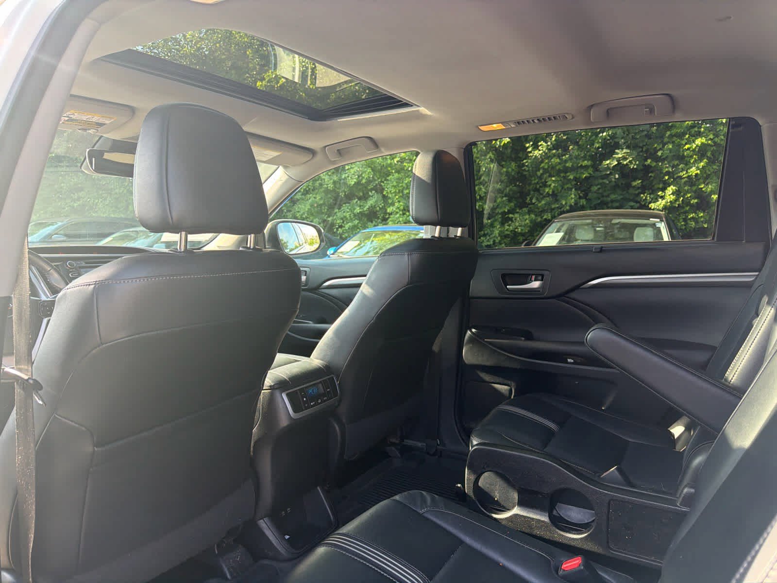 Used 2017 Toyota Highlander SE AWD/4WD image 6
