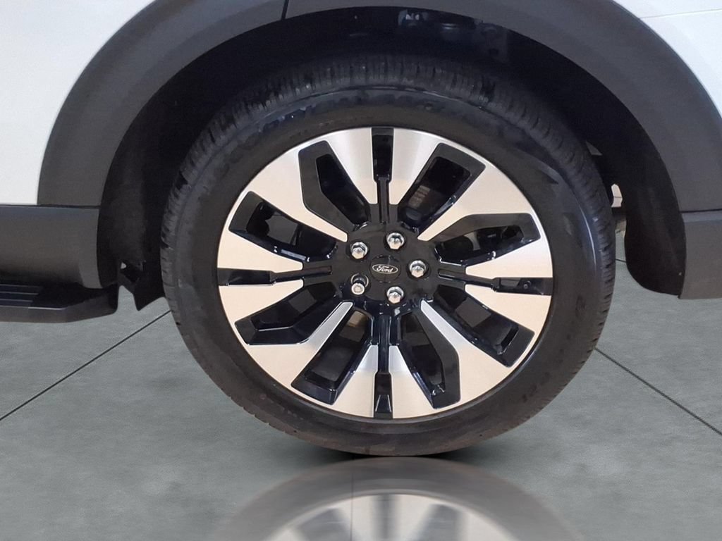 Used 2026 Ford Explorer Platinum w/ LUX Leather Package AWD/4WD image 4
