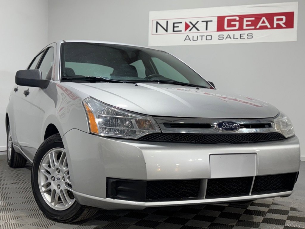 Used 2010 Ford Focus SE image 1