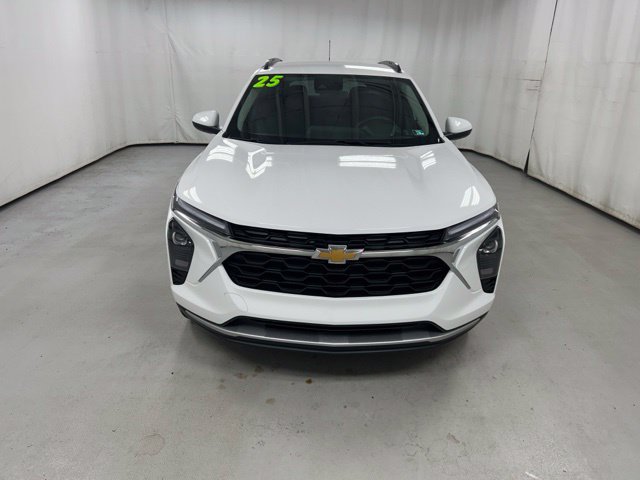 Used 2025 Chevrolet Trax LT w/ LT Convenience Package FWD image 3