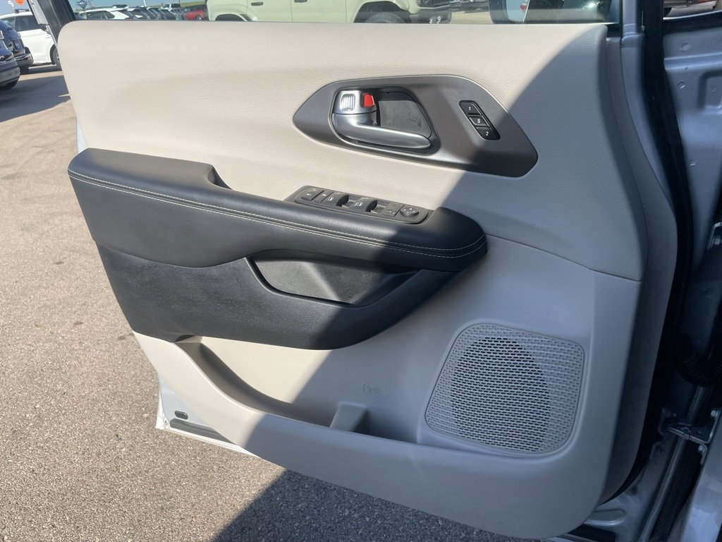 Used 2024 Chrysler Pacifica Touring-L image 52