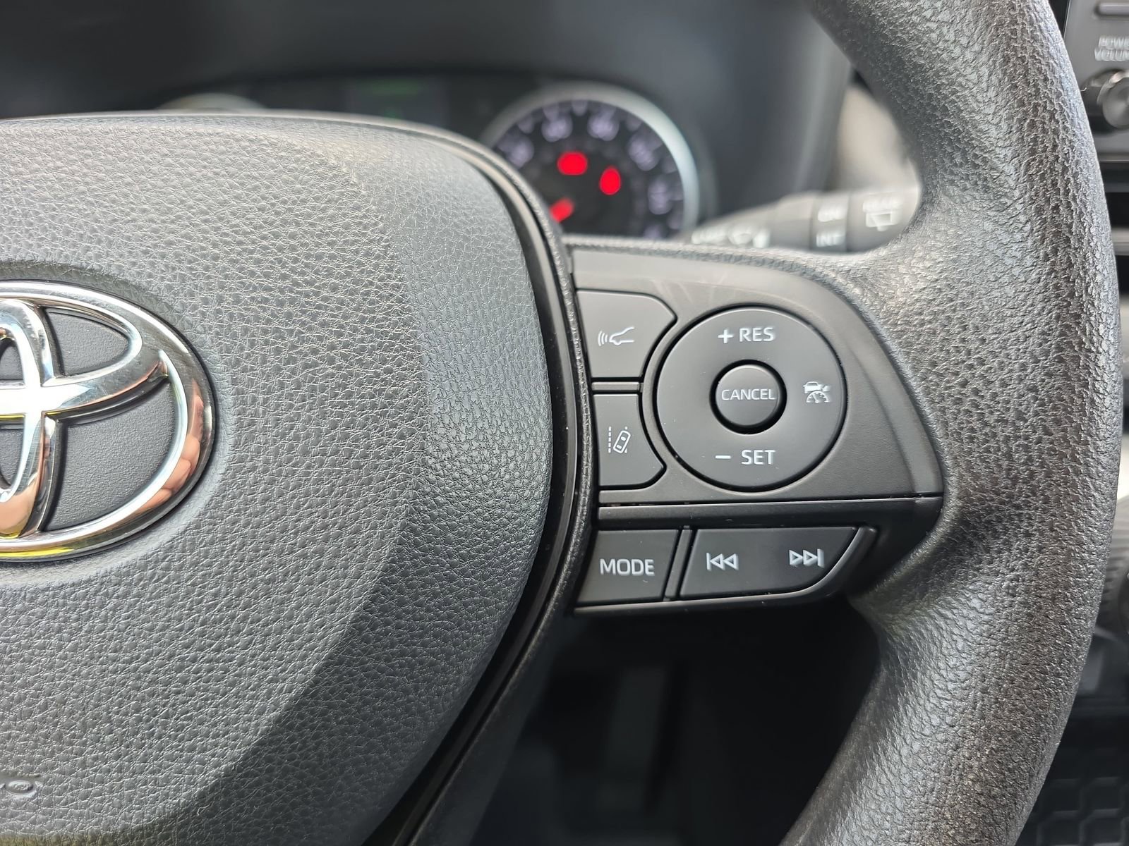 Used 2022 Toyota RAV4 XLE w/ Convenience Package FWD image 18