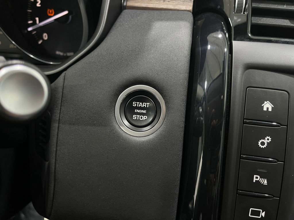 Used 2017 Land Rover Discovery SE image 21