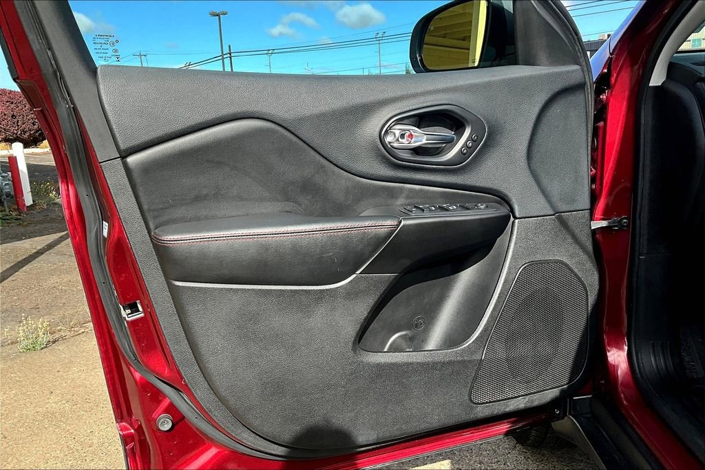 Used 2019 Jeep Cherokee Trailhawk AWD/4WD image 23