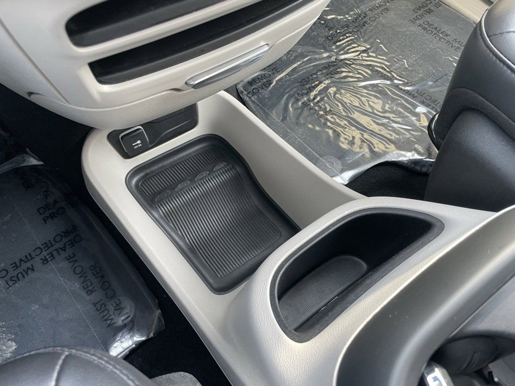 Used 2024 Chrysler Pacifica Select image 16