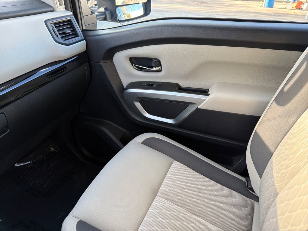 Used 2024 Nissan Titan SV w/ SV Convenience Package image 31