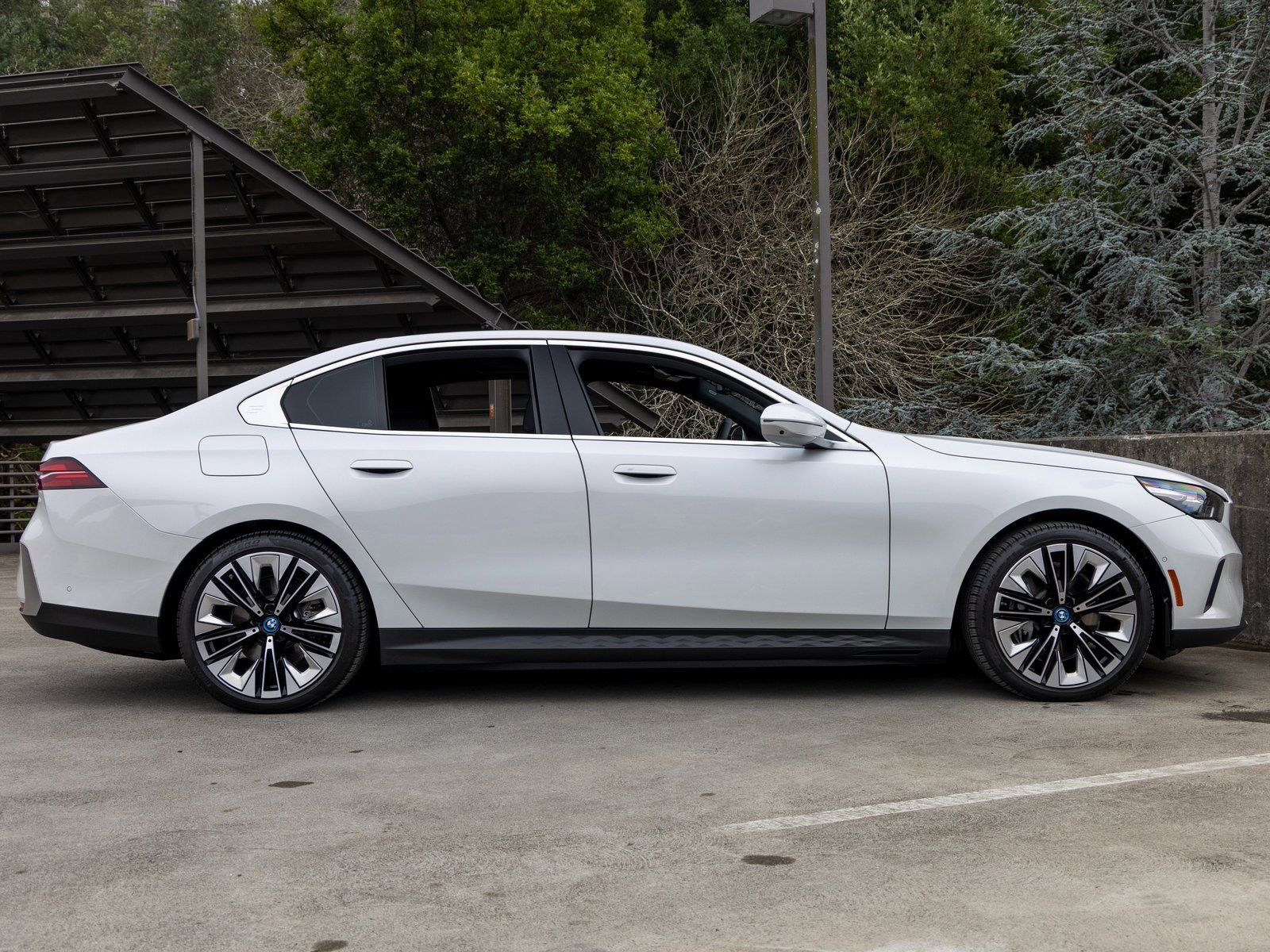 Used 2025 BMW i5 xDrive40 w/ Premium Package image 12