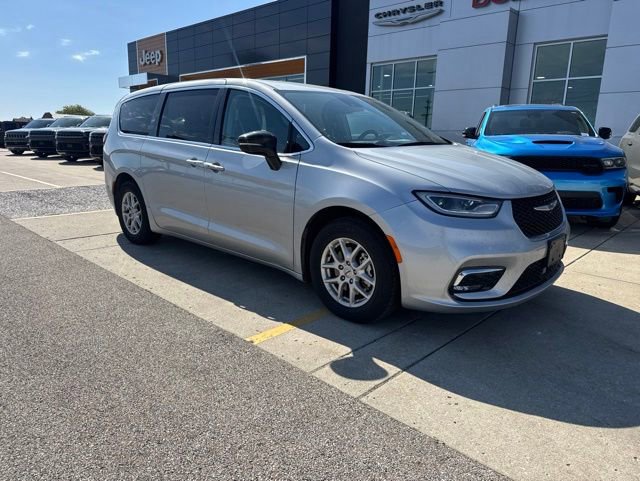 Used 2024 Chrysler Pacifica Touring-L FWD image 3