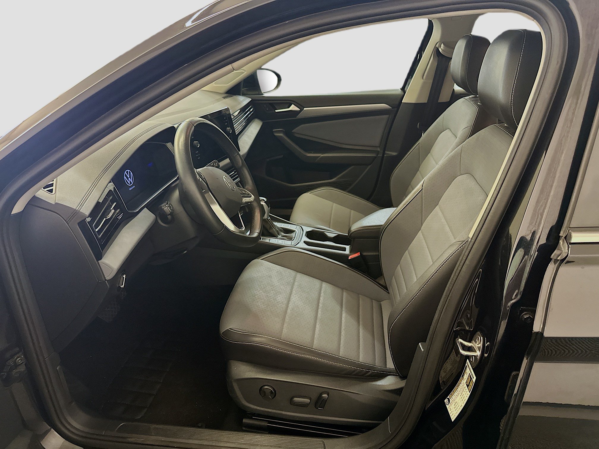 Used 2025 Volkswagen Jetta SE FWD image 13