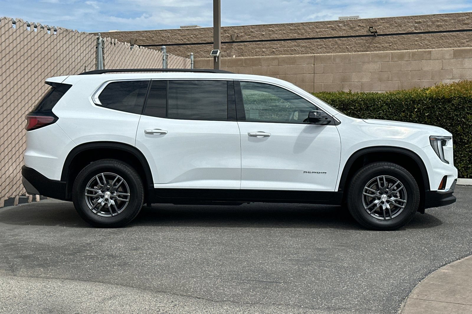 Certified 2025 GMC Acadia Elevation FWD image 3