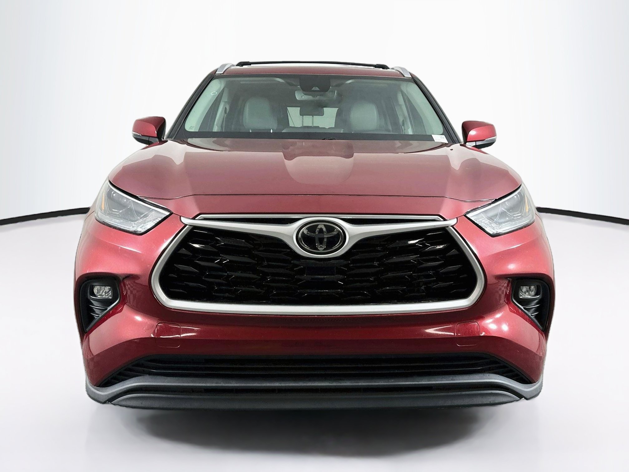 Used 2023 Toyota Highlander XLE FWD image 2