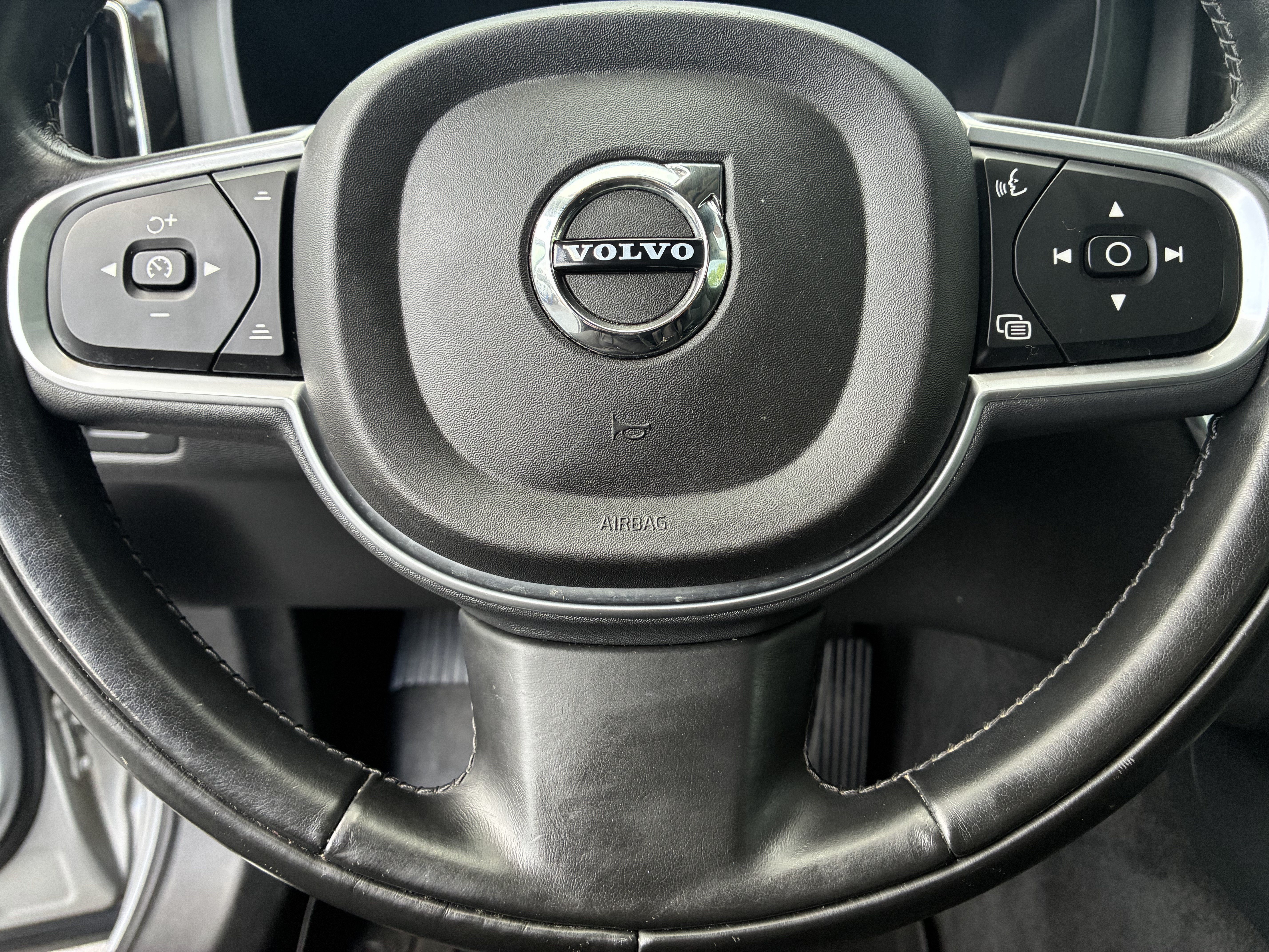 Used 2019 Volvo XC60 T5 Momentum w/ Multimedia Package AWD/4WD image 21