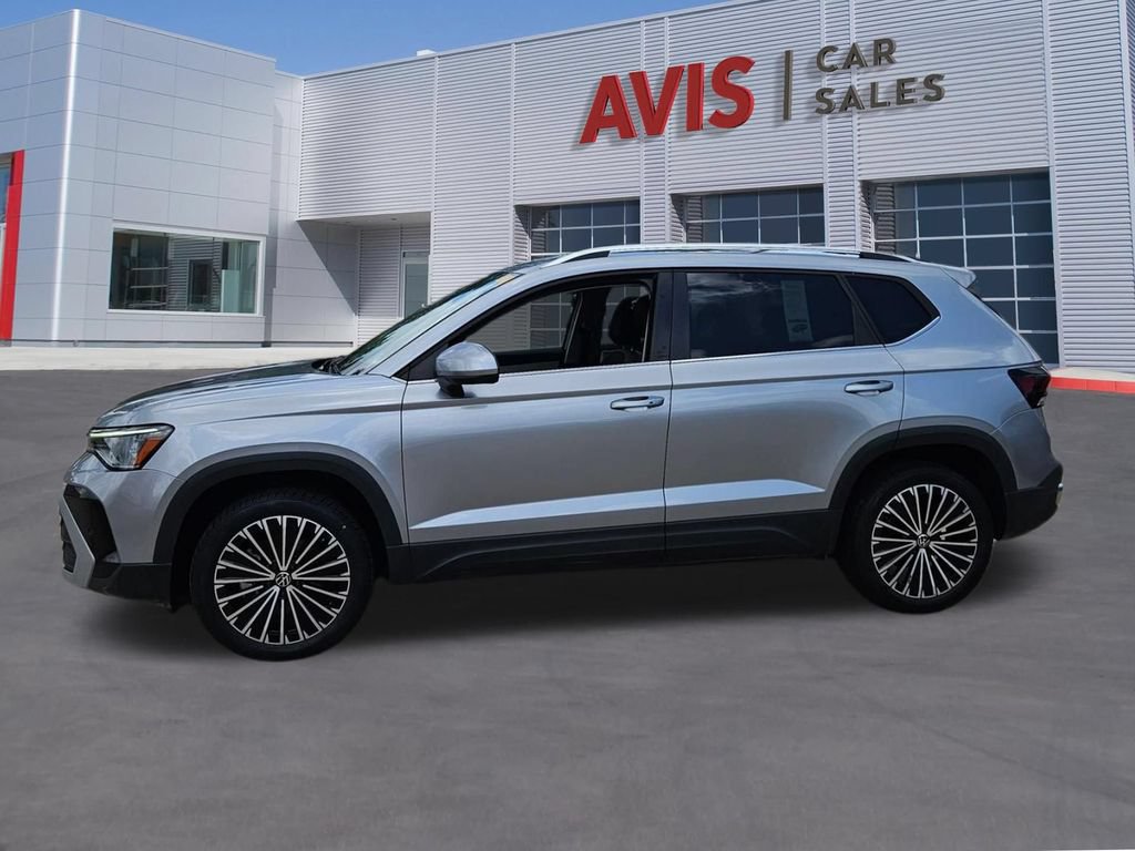 Used 2025 Volkswagen Taos SE FWD image 2