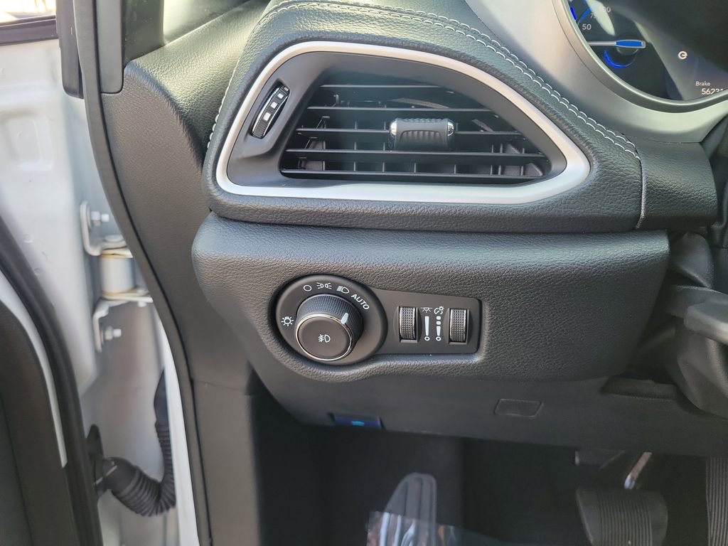 Used 2024 Chrysler Pacifica Limited FWD image 33
