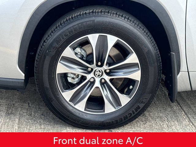 Used 2024 Toyota Highlander XLE FWD image 5