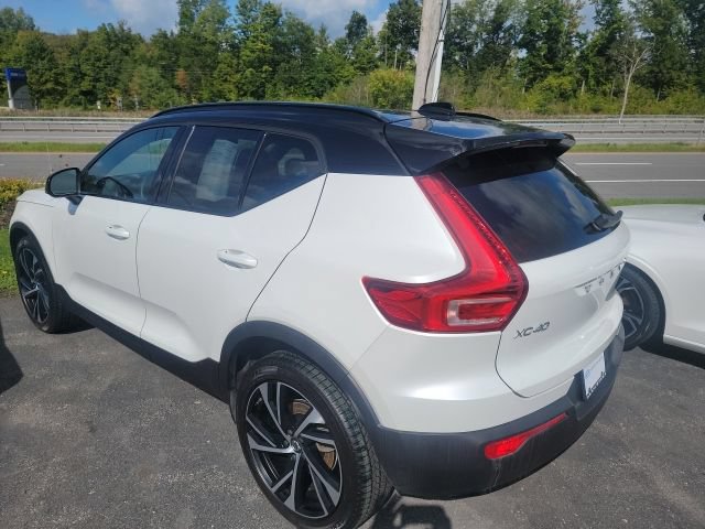 Used 2022 Volvo XC40 T5 R-Design AWD/4WD image 2