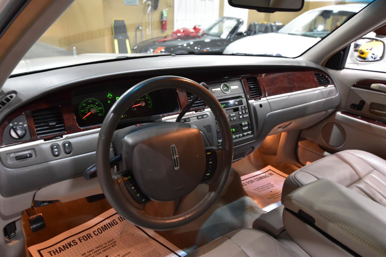 Used 2006 Lincoln Town Car Signature RWD image 14
