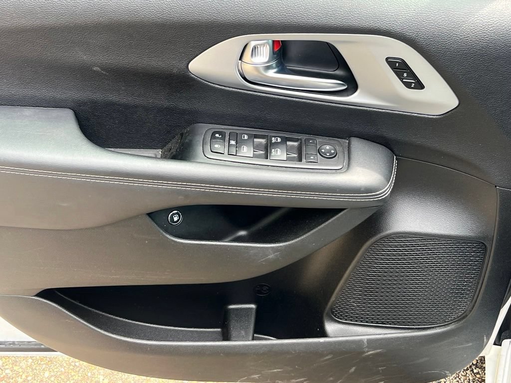 Used 2024 Chrysler Pacifica Limited FWD image 14