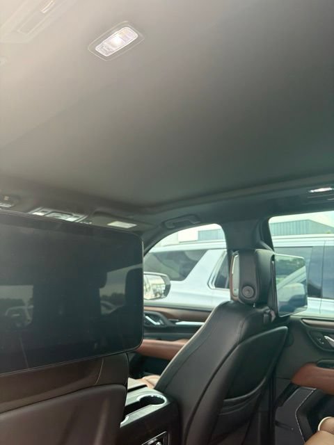 Used 2023 GMC Yukon Denali Ultimate w/ LPO, Floor Liner Package AWD/4WD image 9