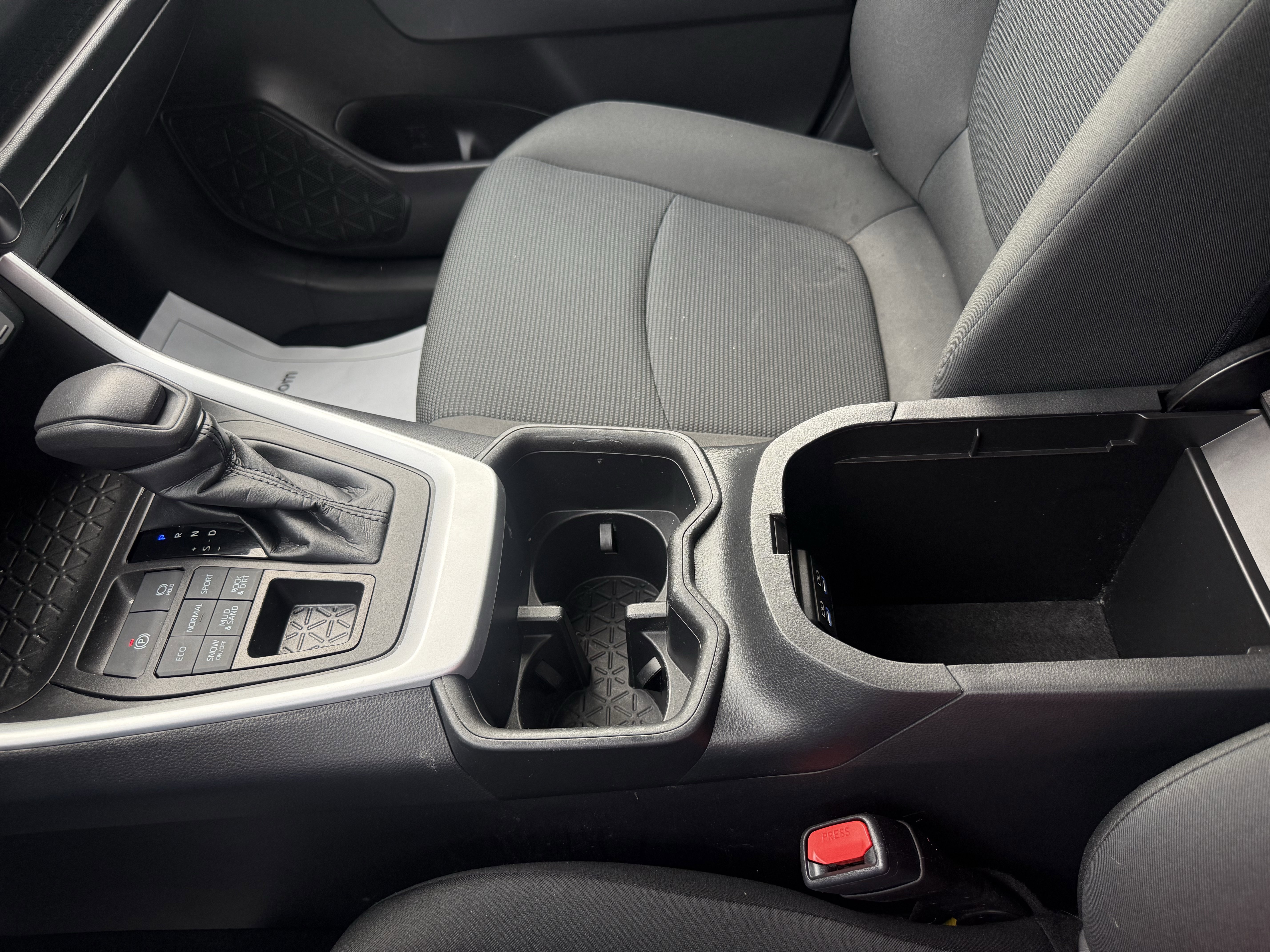 Used 2022 Toyota RAV4 LE image 19