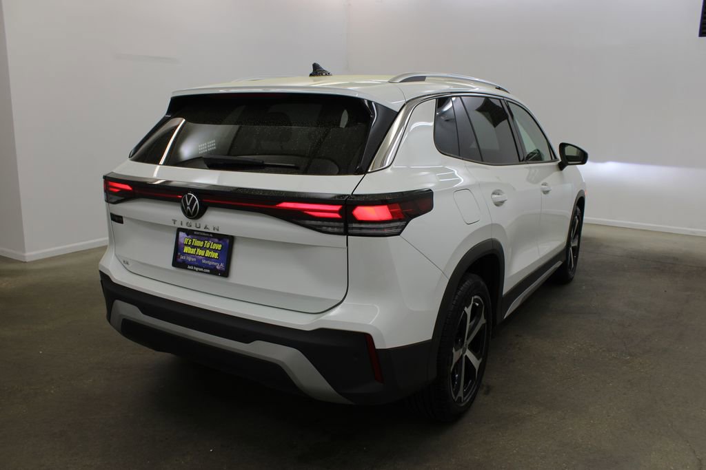 Certified 2025 Volkswagen Tiguan SE image 5