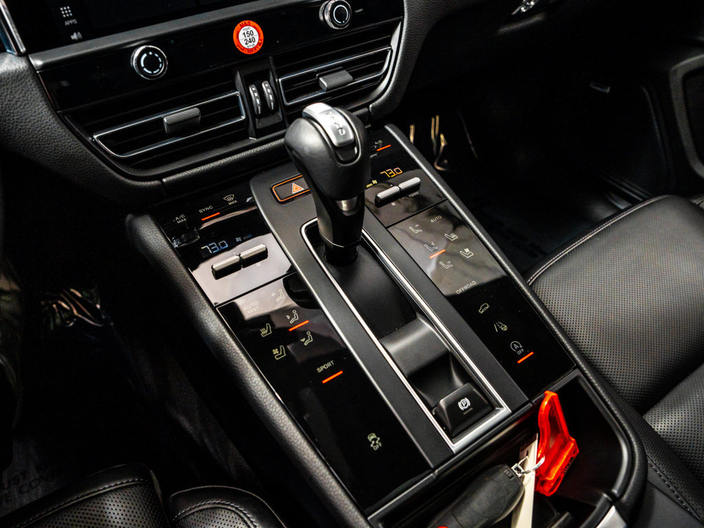Used 2025 Porsche Macan AWD/4WD image 19