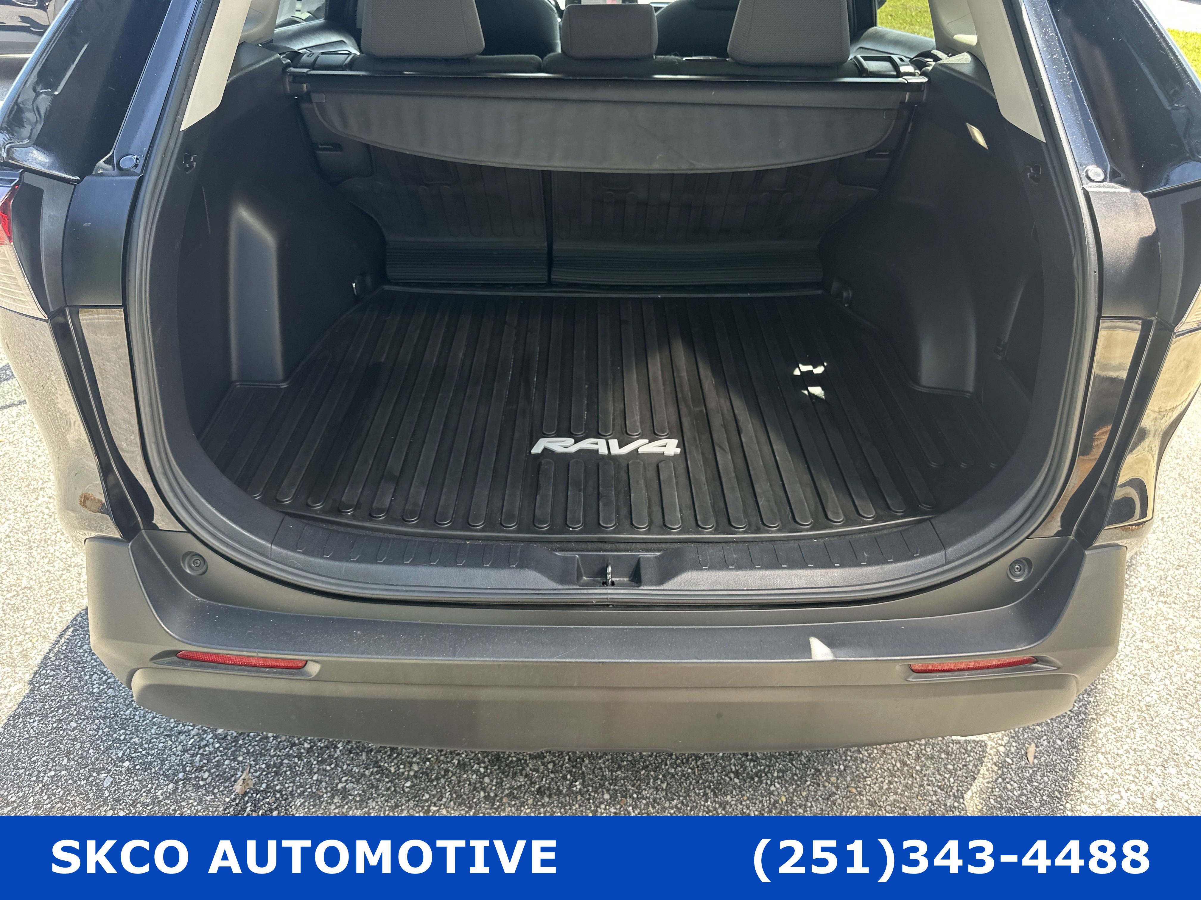 Used 2022 Toyota RAV4 XLE w/ Convenience Package FWD image 21