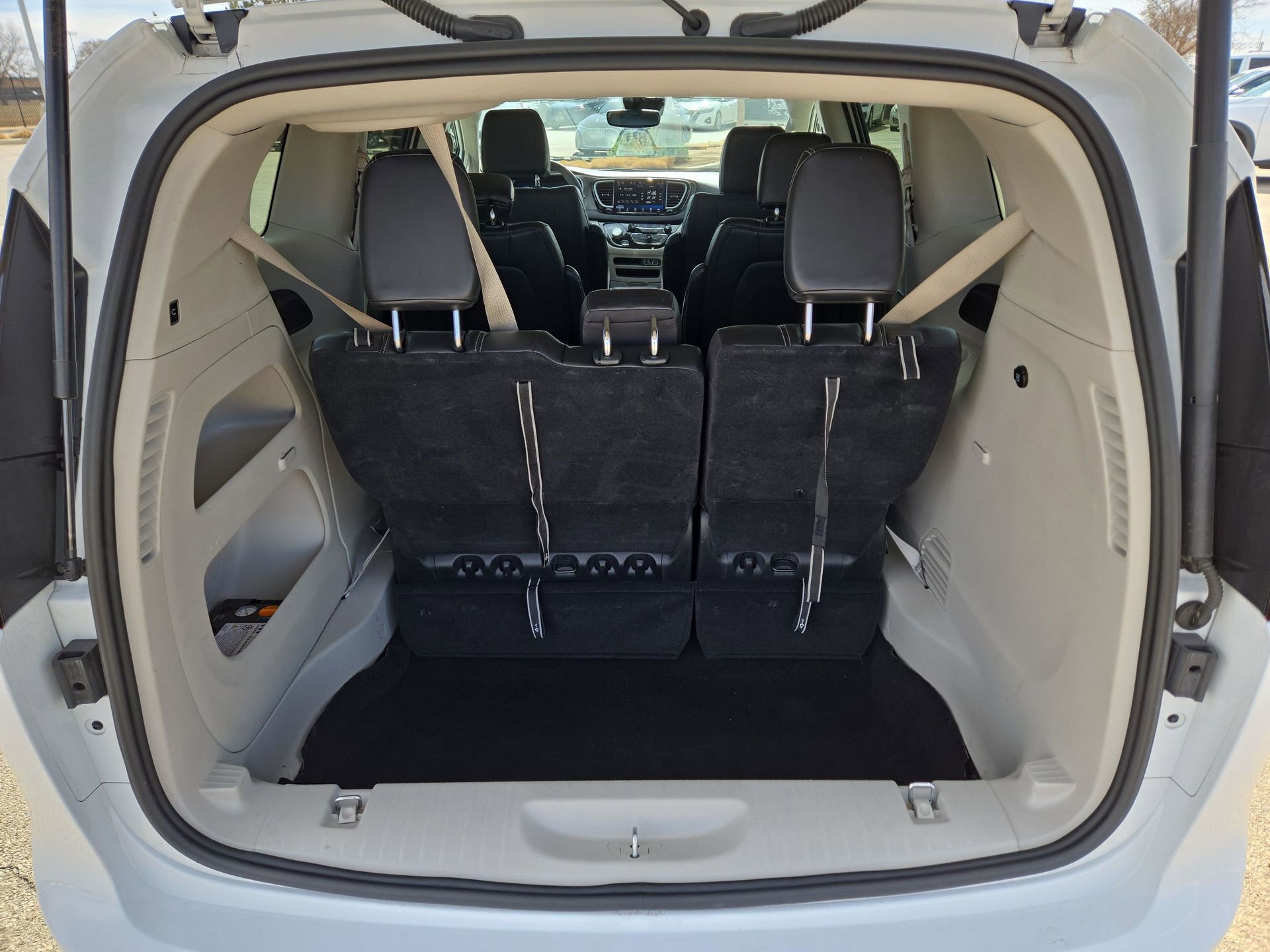 Used 2024 Chrysler Pacifica Touring-L FWD image 12