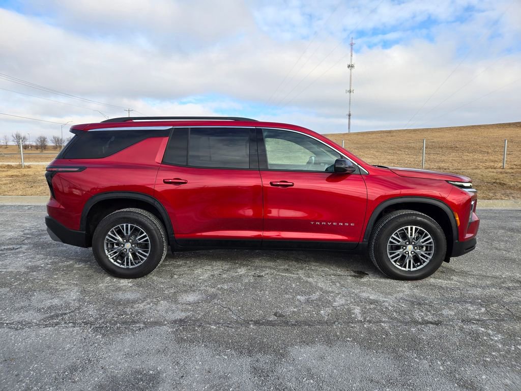 Used 2025 Chevrolet Traverse LT video 1