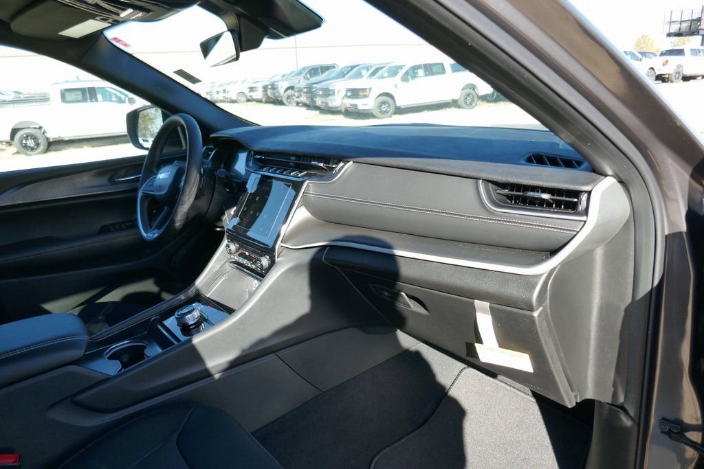 New 2025 Jeep Grand Cherokee L Laredo w/ Trailer Tow Package image 10