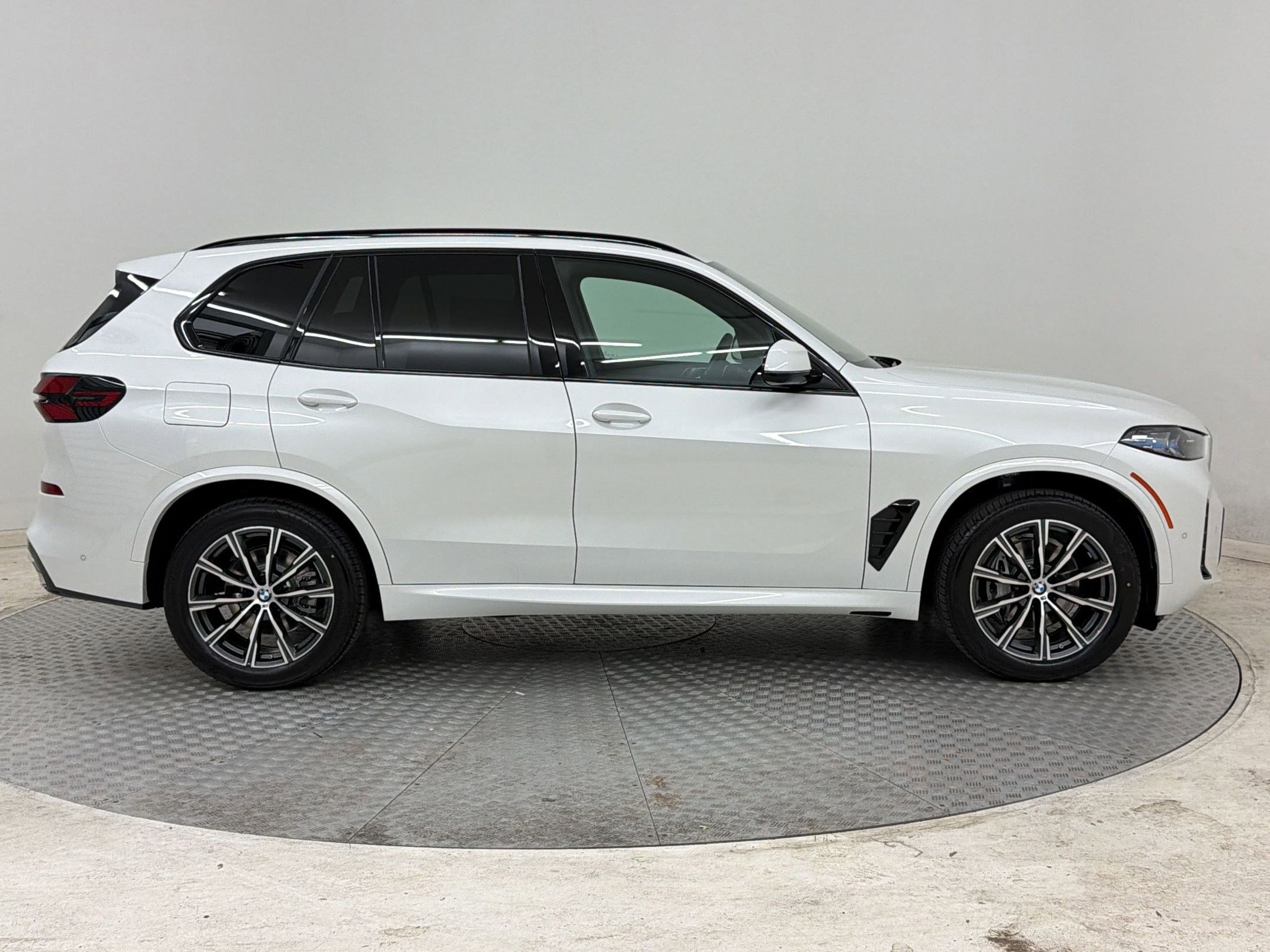 New 2026 BMW X5 xDrive40i w/ M Sport Package AWD/4WD image 8