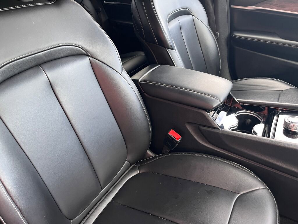 Used 2023 Jeep Grand Cherokee Limited image 32