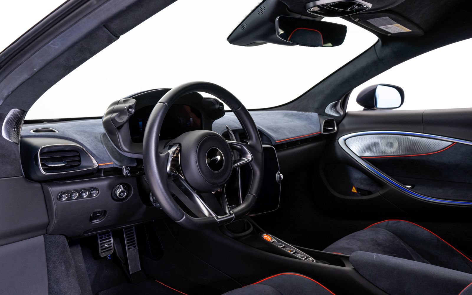 Used 2025 McLaren Artura RWD image 18