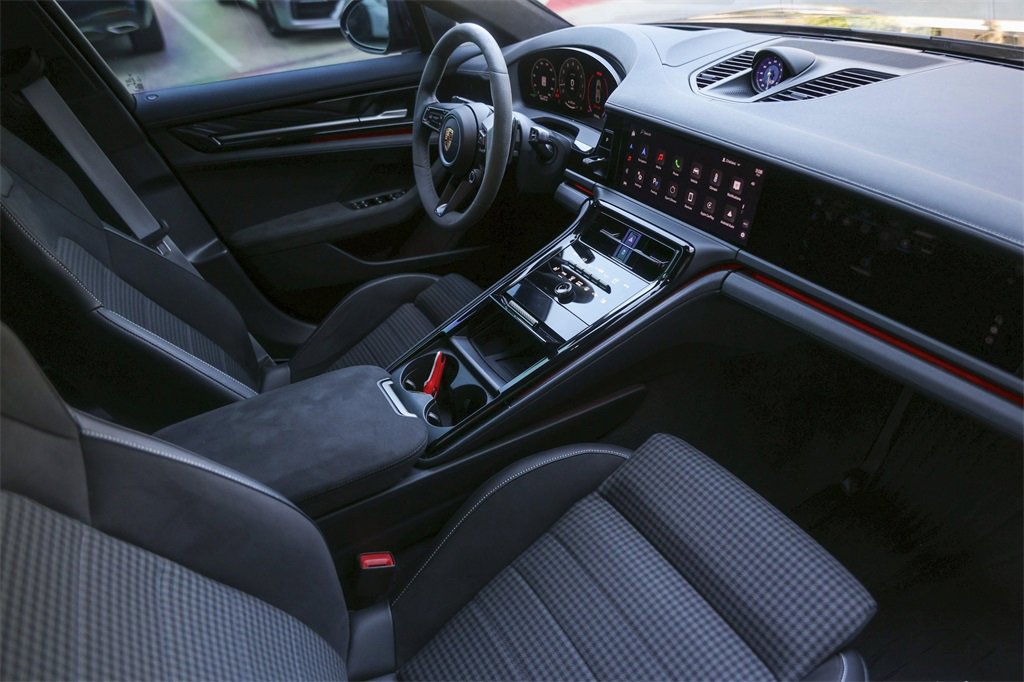 Certified 2025 Porsche Panamera GTS image 37