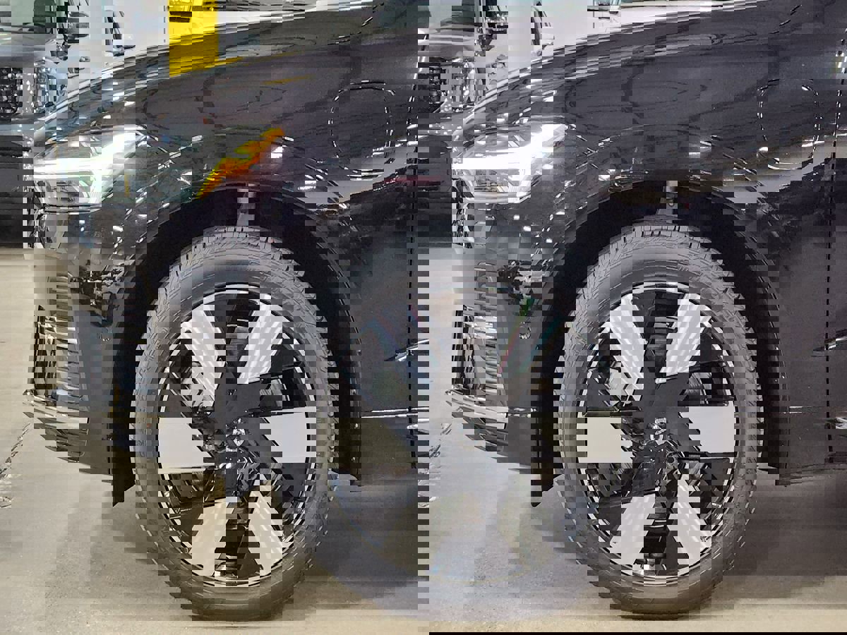 Used 2023 Volvo XC60 T8 Plus w/ Protection Package Premier image 6